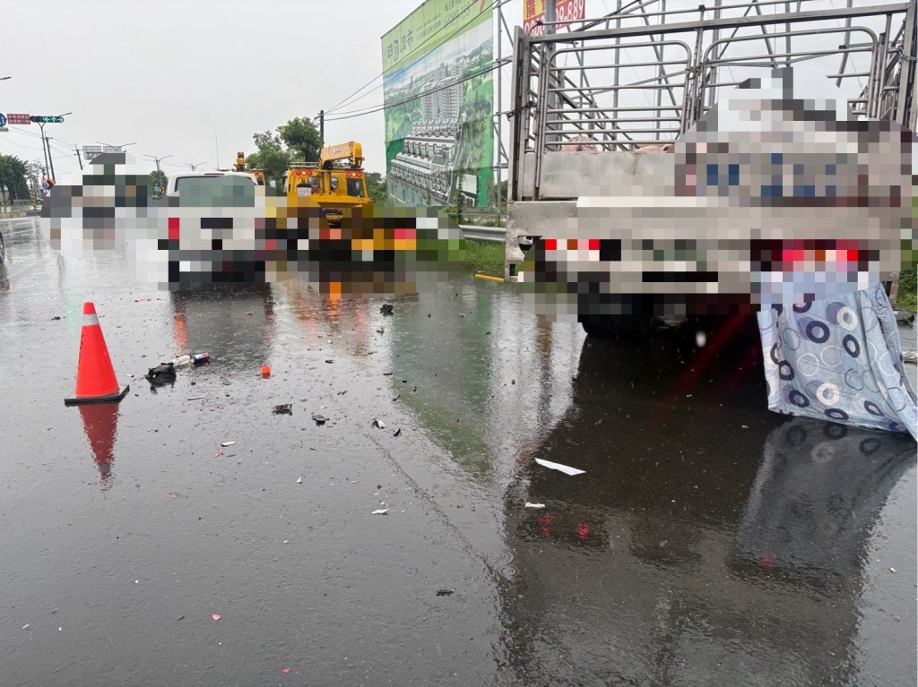 有片／運豬車雨天失控！連撞工程車、機車　騎士遭輾當場身亡
