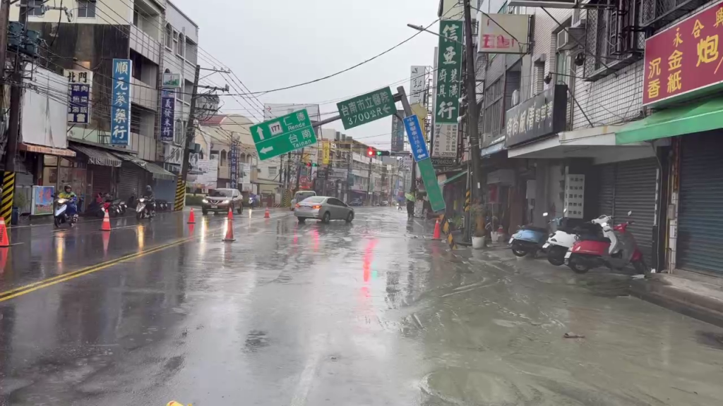 台南路面突塌陷！路牌整支傾倒　滿地泥水急封鎖搶修