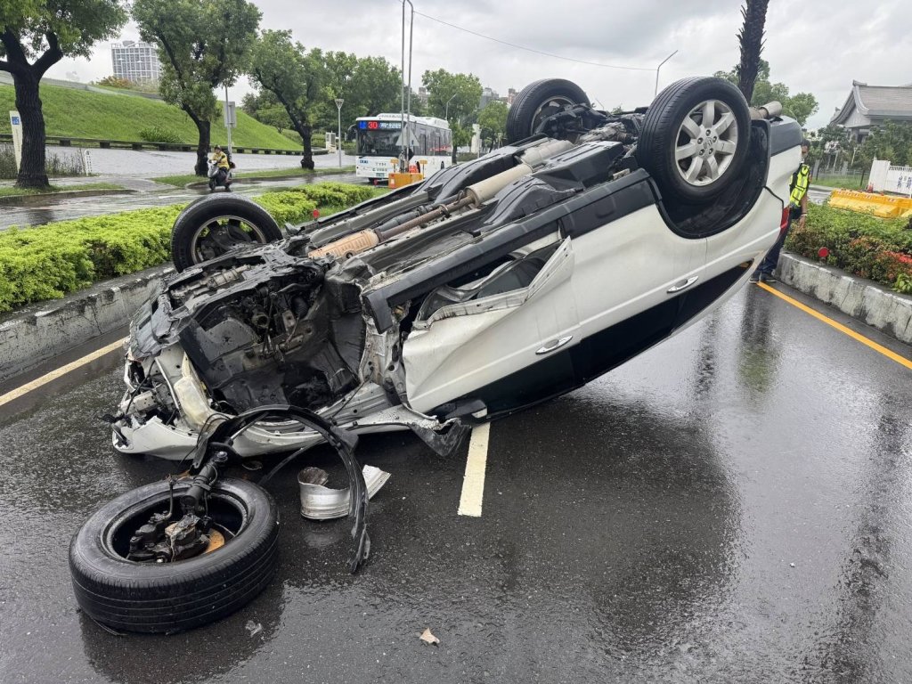 翻車後人間蒸發？高雄駕駛棄車落跑　監視器拍下進捷運站