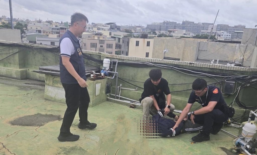 假車牌露餡！高雄男駕車逃竄誤闖死巷　棄車躲頂樓照樣被逮