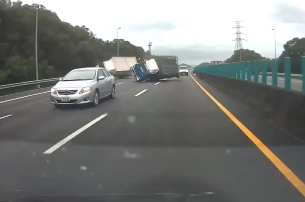 撞擊畫面曝光！國道3號兩輛貨車碰撞雙雙翻覆　1車再遭另輛貨車追撞釀1傷