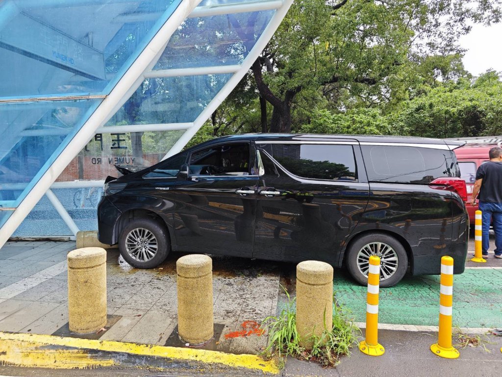 又是毒駕闖禍！台中廂型車自撞公車專用道站體　駕駛送辦