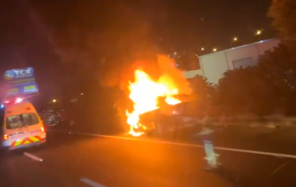  國道1號台中路段火燒車！　駕駛乘客急逃生