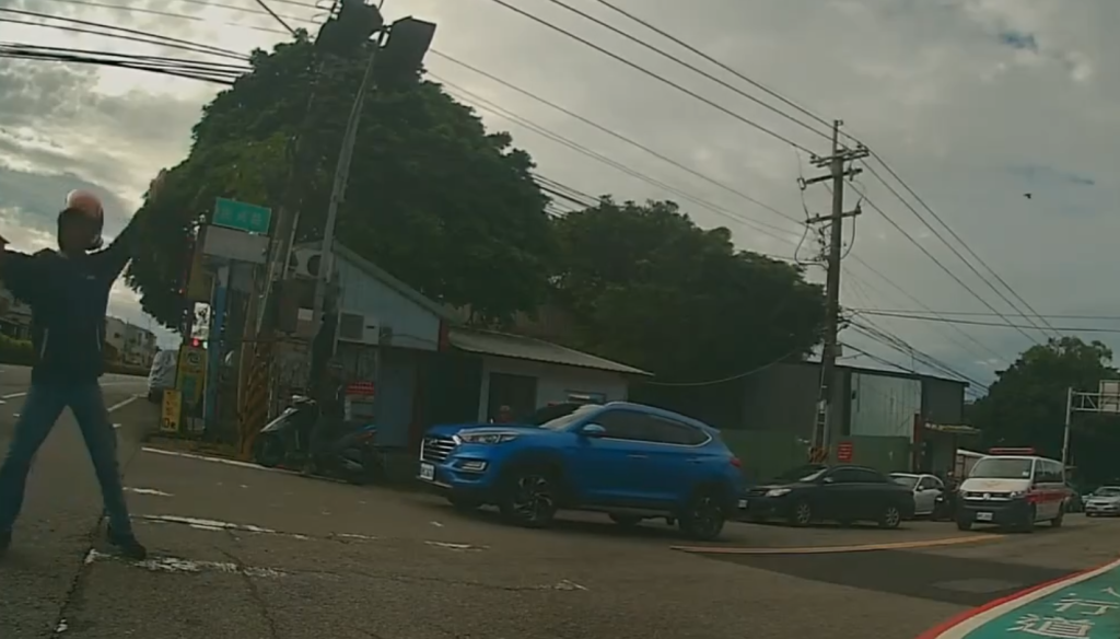 路口擋住救護車！民眾下車指揮才讓路　警方：最高罰3萬吊銷駕照扣牌半年