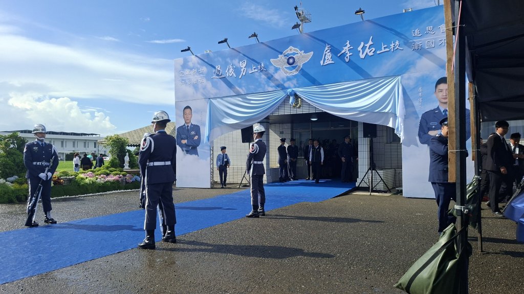 殉職飛官過俊男、盧季佑告別式...賴清德赴高雄頒褒揚令：永遠以你們為榮