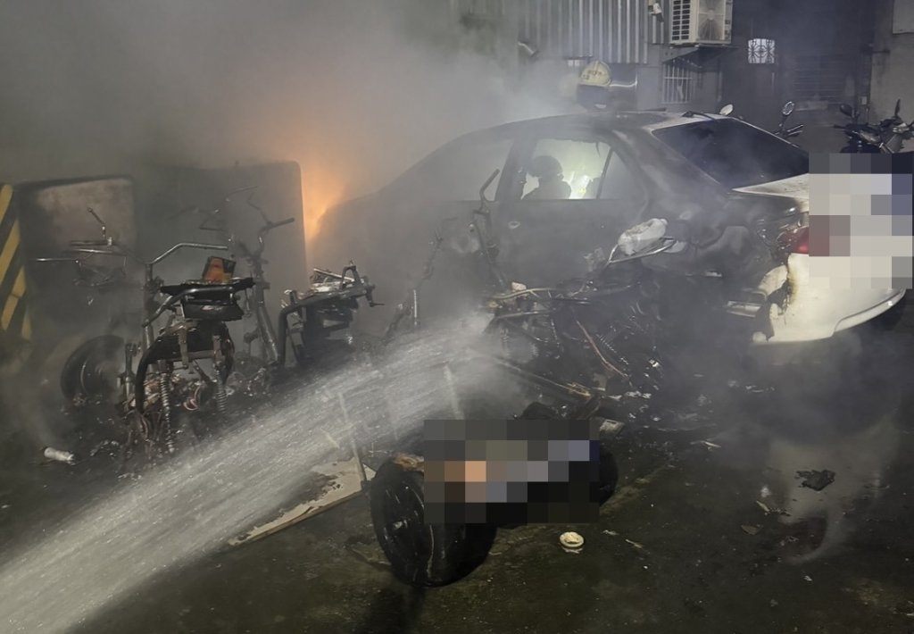 疑鋰電池釀禍？高雄5電動機車充電突爆燃　火勢猛燒波及3車