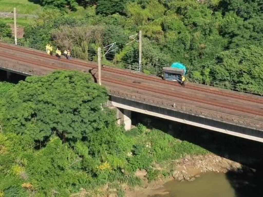 台鐵怪手翻覆軌道列車大延誤！　預計下午1時搶通