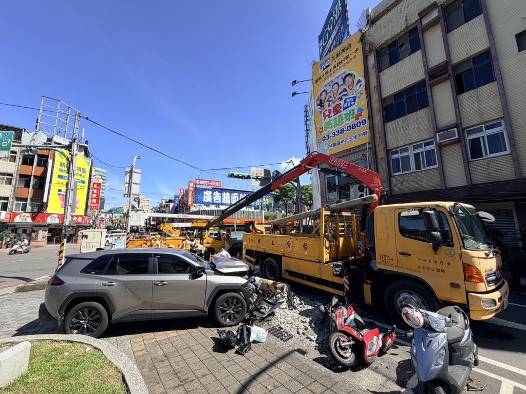 桃園自小客車撞斷電線桿！　駕駛稱身體不適失控釀禍