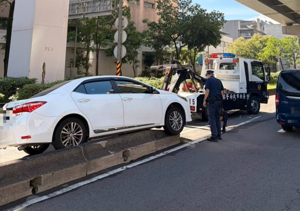  南港匝道口自小客車撞分隔島卡住！　交通打結上班族叫苦