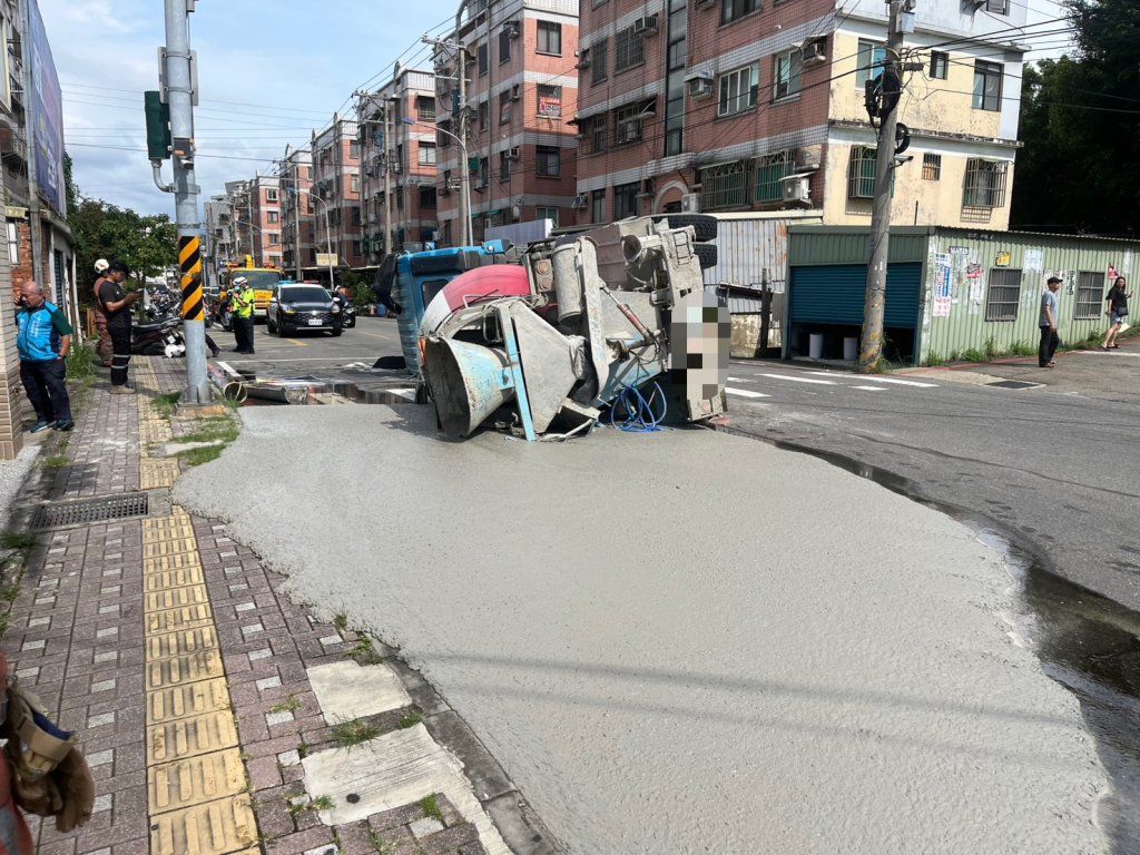 新竹水泥車翻覆！　波及3輛機車釀4傷