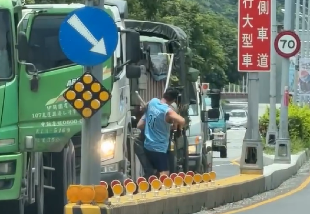 影／花蓮台9線疑行車糾紛！「鐮刀 vs 超大扳手」2駕駛當街叫囂　網友：後面軍卡應該看傻眼