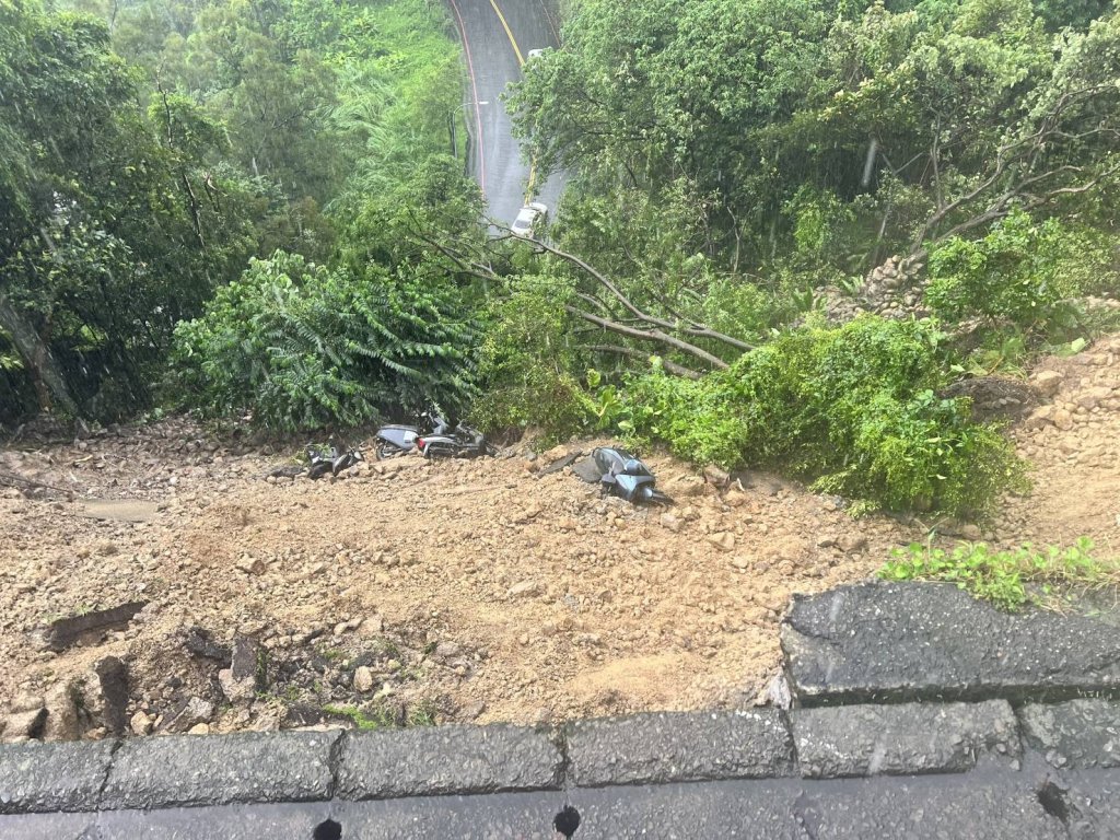 新店道路邊坡坍方汽機車滑落！　警方封鎖現場處理中