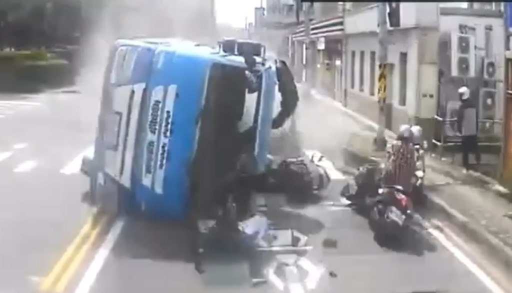 翻車畫面曝光！新竹水泥車翻覆　波及3輛機車釀4傷