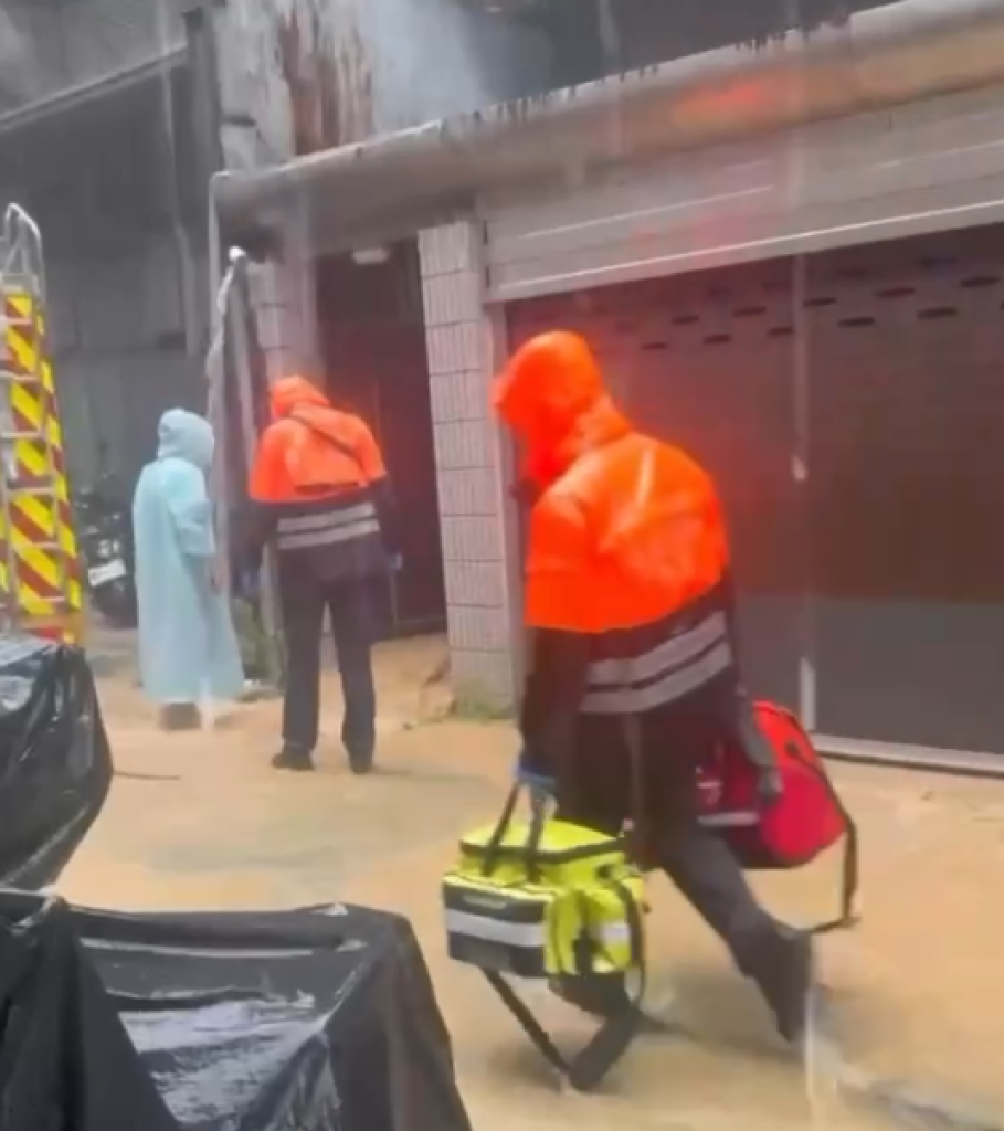 台北吳輿街600巷淹水住戶受困！　警消到場救援