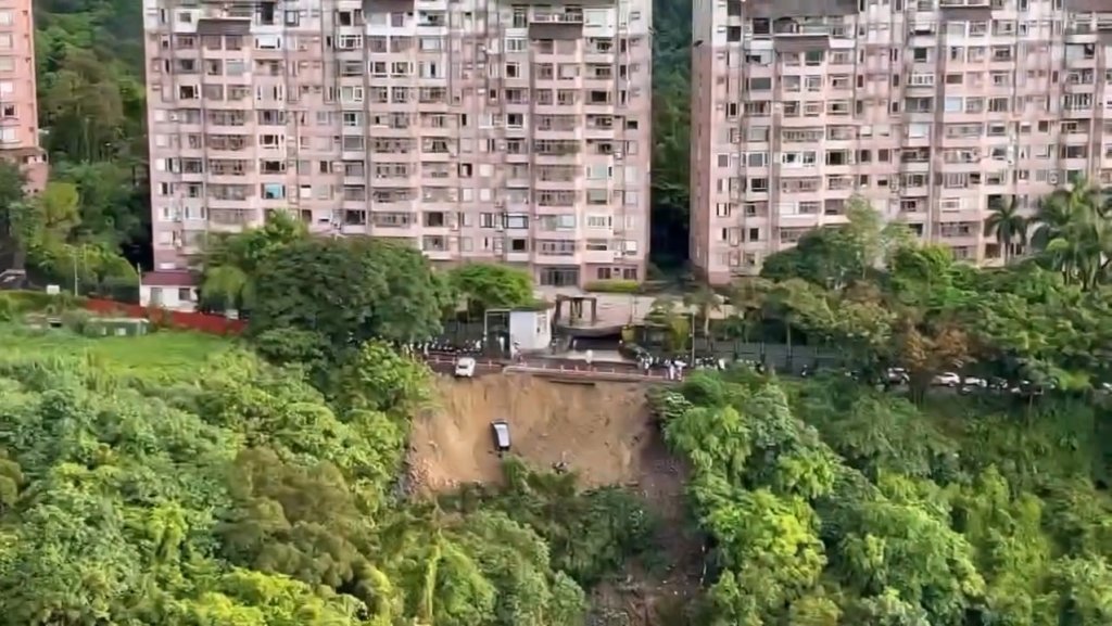 影／連日豪大雨！新北新店涵煙翠社區土石崩落　數輛汽機車墜落邊坡