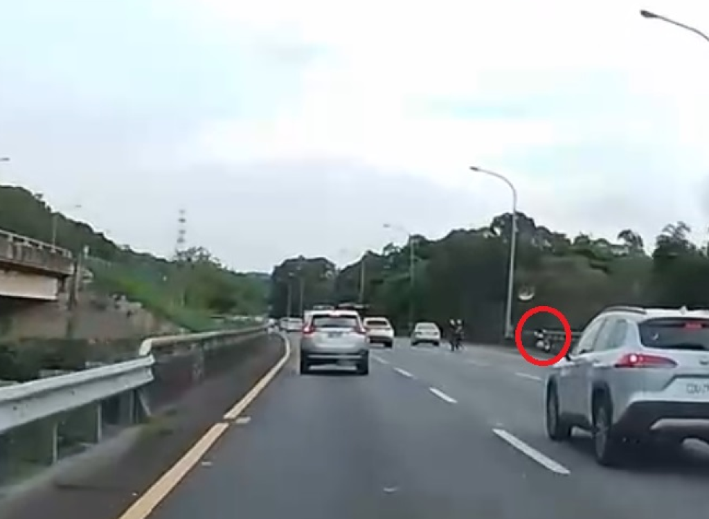 誇張！兩女共乘機車闖國道　車停路肩攜手過馬路落跑