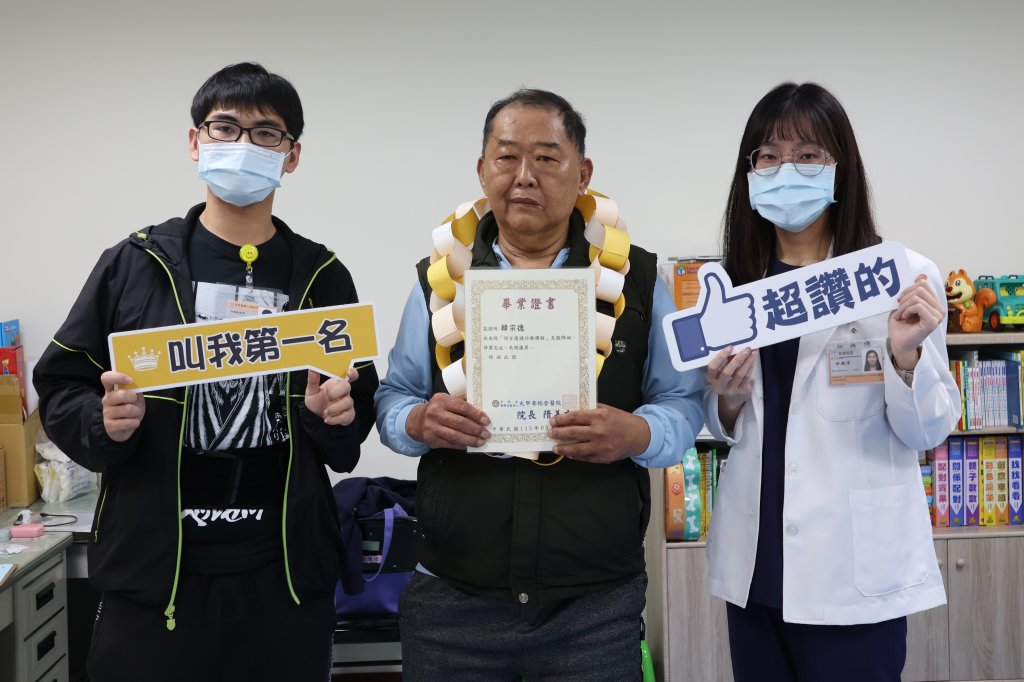 中風患者小學肄業渴望畢業 復健後治療師助圓夢