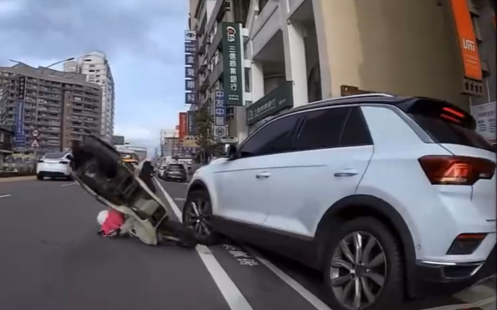 台中同1輛車同一地點1小時內連撞兩車！　網酸：建議他坐車吧