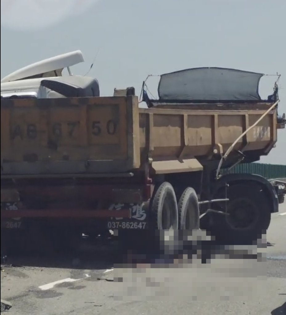 台61線死亡車禍！砂石車駕駛撞飛車外　遭自駕砂石車輾壓臟器外漏當場死亡