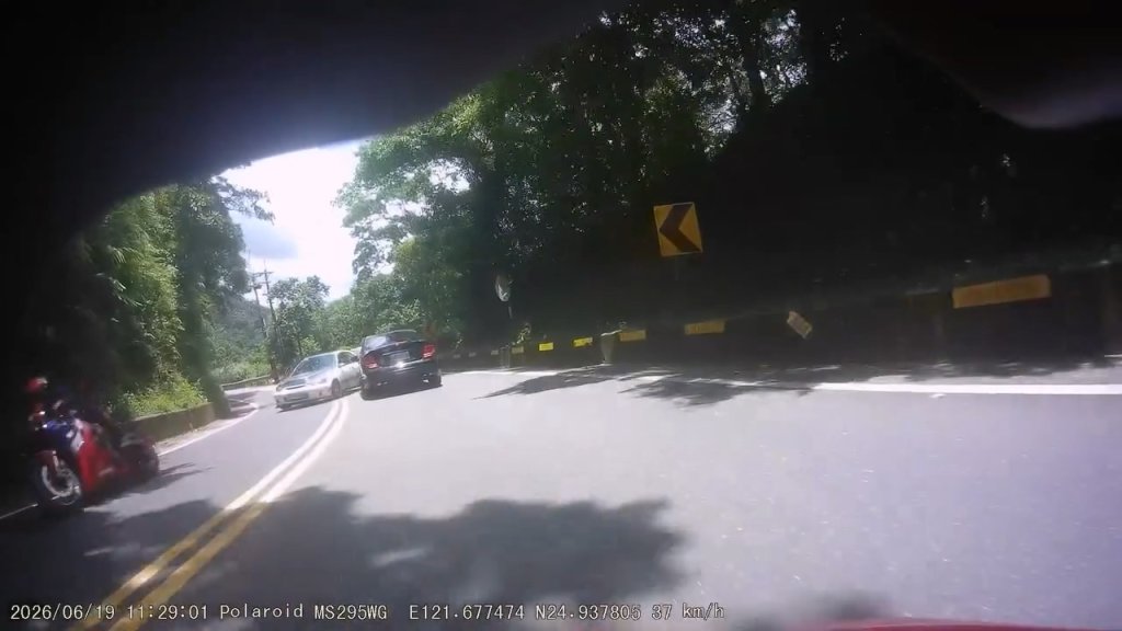 影／北宜公路車禍！喜美K8過彎失控衝對向撞賓士、重機　拖吊離開還脫鉤