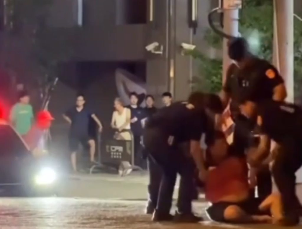 對員警咆哮還動手！　台中醉漢遭壓制保護管束