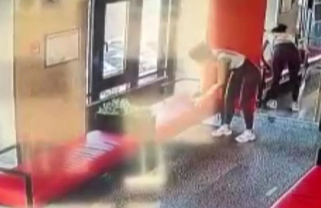 影／行動電源爆炸！哈薩克女突遭吞噬　全身變火球慘被燒傷