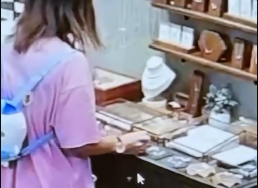 影／一中商圈飾品店遭竊！男掩護女塞袋偷銀戒手鍊　店家怒PO監視器影片揭手法