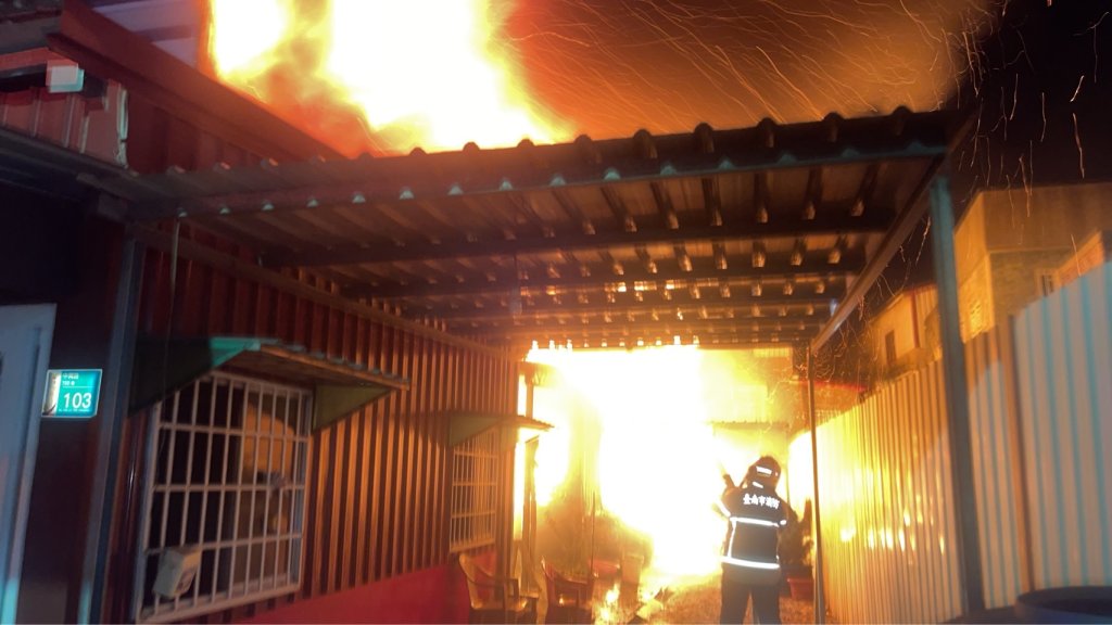 快訊／台南新化宮廟倉庫火警！惡火濃煙狂竄…延燒隔壁　居民驚逃