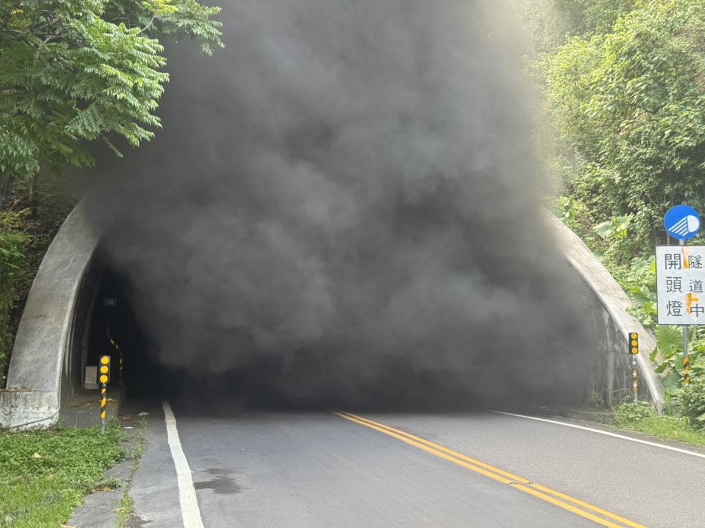 月光山隧道火燒車！自小客成廢鐵　駕駛受困活活燒死