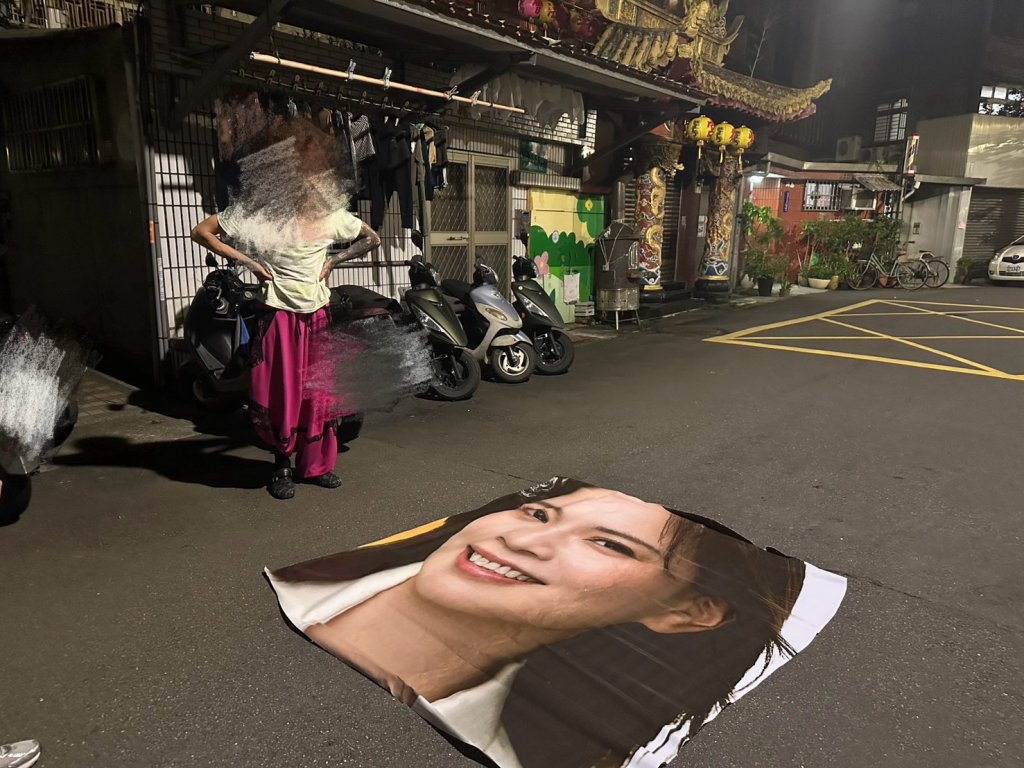 鍾沛君選舉看板臉部被挖空！　兇嫌法籍男落網稱「可激發創作靈感」想收藏