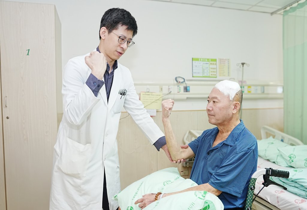 半夜跌倒無力爬起 竟是腦瘤緊鄰大腦運動區 清醒開顱手術即時定位 助病人恢復行走重返日常
