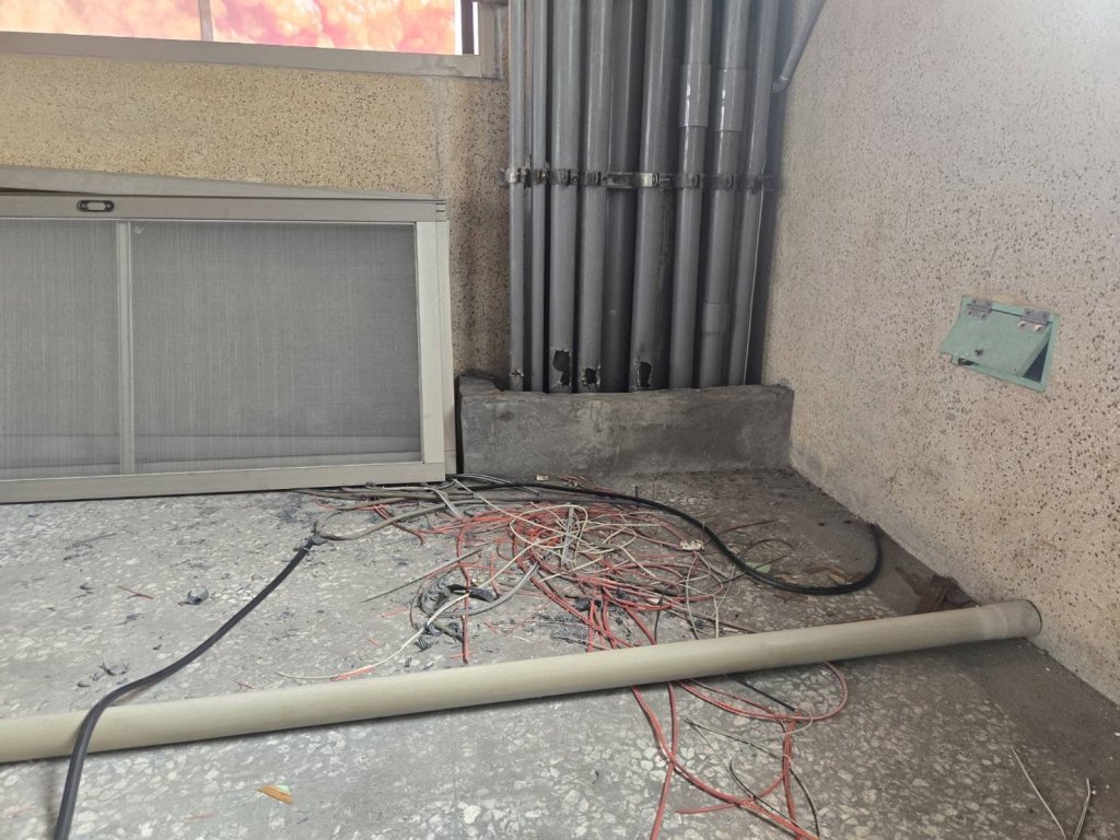 偷剪電線慘死！高雄男陳屍空屋鐵皮　女報案人嚇到隔天才報警