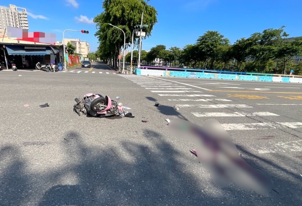 高雄死亡車禍！32歲女騎士疑闖紅燈撞小貨車　送醫不治