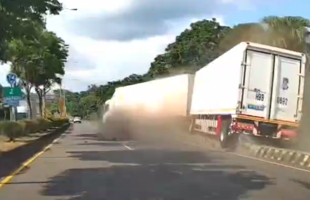 撞擊畫面曝光！　台74甲線雙節大貨車自撞分隔島卡住