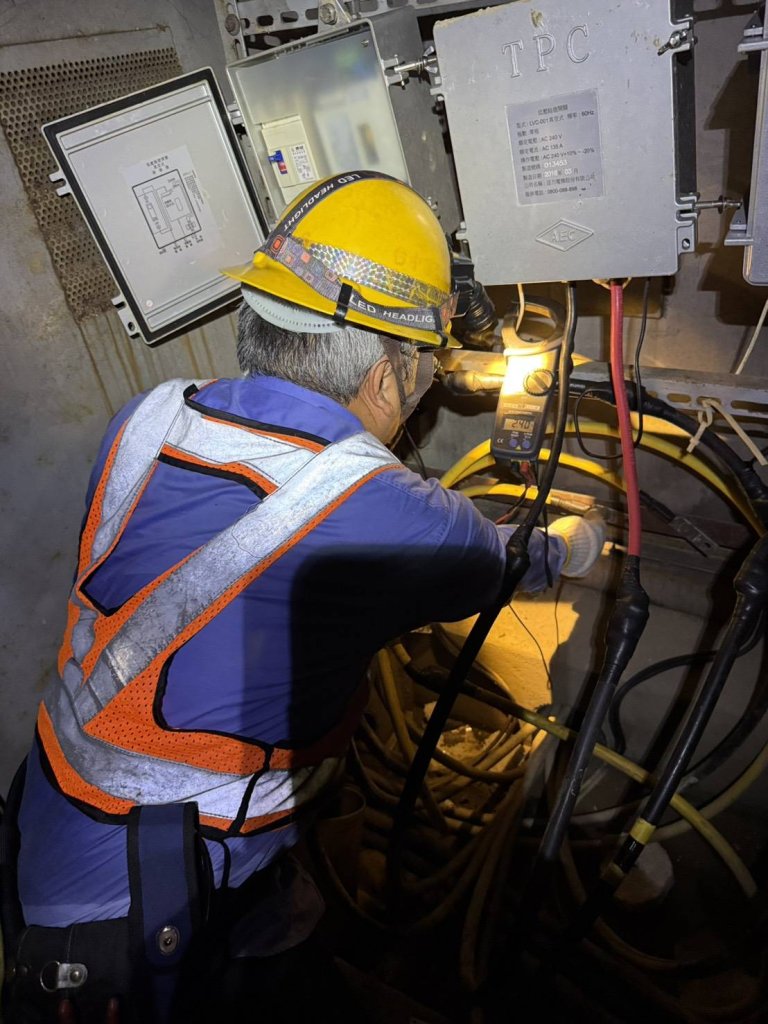 畫面曝光/北屯路燈深夜狂閃引關注 台電現勘:供電正常非台電原因 畫面曝光/北屯路燈深夜狂閃引關注 台電現勘:供電正常非台電原因