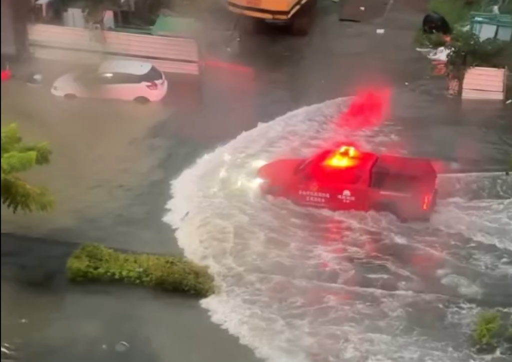 影／雨轟台南！永康崑山科大旁變水世界　機車全倒漂流、分隔島消失
