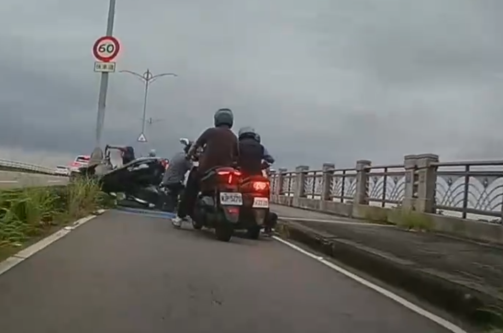 停車撿手機釀5車相撞！　最後一輛車煞車燈沒亮網友封「神風特攻隊」 