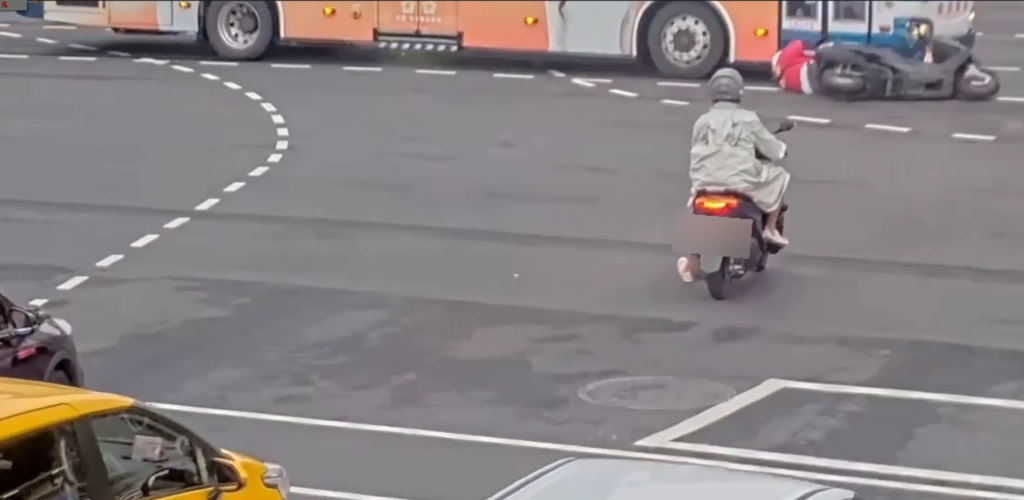 台北公車闖紅燈肇事！　與機車擦撞騎士倒地險遭輾