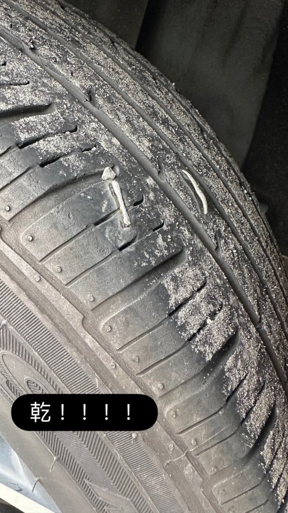 國1新竹段驚傳多車爆胎！車主控同一路段左後輪接連中鏢　疑金屬物散落釀禍