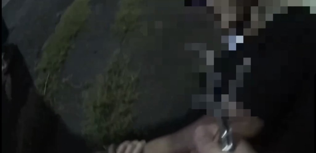 違停遇警心虛了！男丟安毒拔腿逃　警飛撲逮人再搜出4顆依托咪酯煙彈