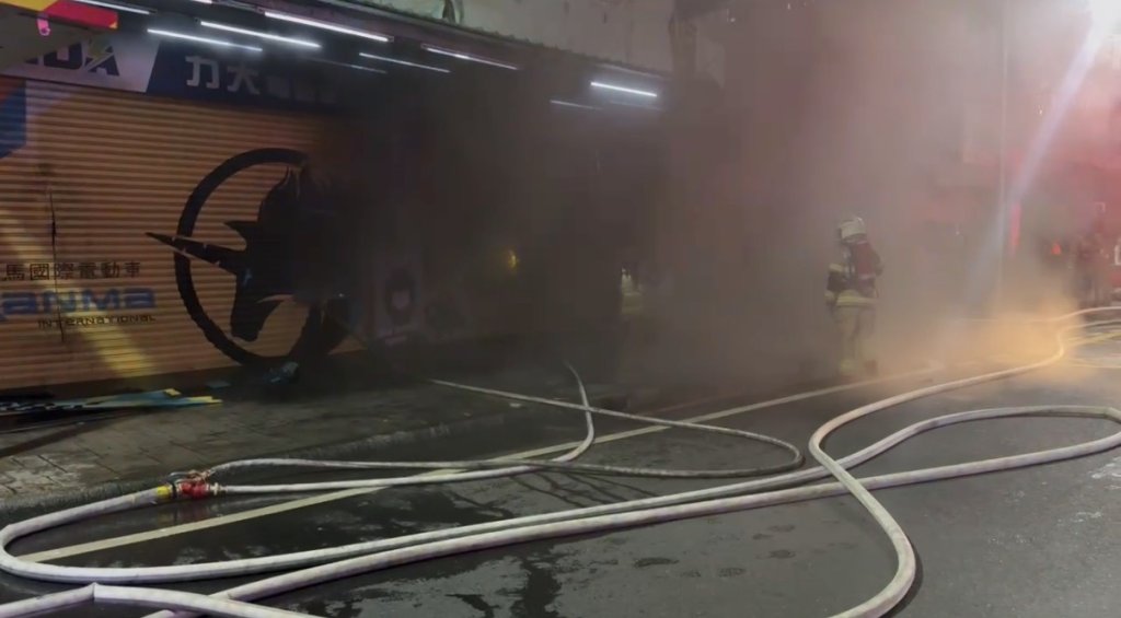 快訊／幾天前才遇水災...台南仁德機車行驚傳火災「內有人受困」