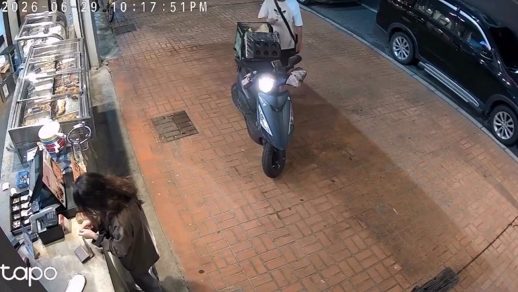 影／鹹酥雞太香？外送員取餐後「開袋偷吃」全被拍下　網友爆：不是第一次