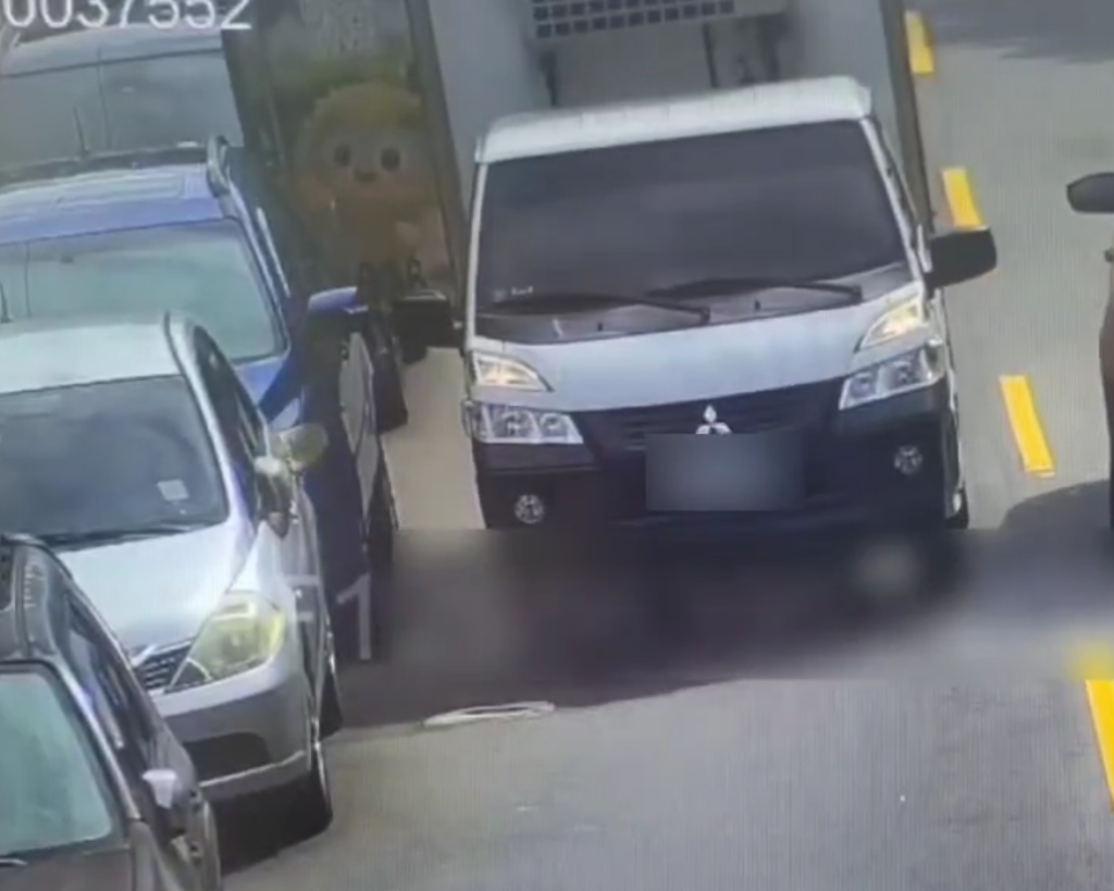 撞擊畫面曝光！桃園小貨車門沒關緊晃來晃去　K到路邊車燈
