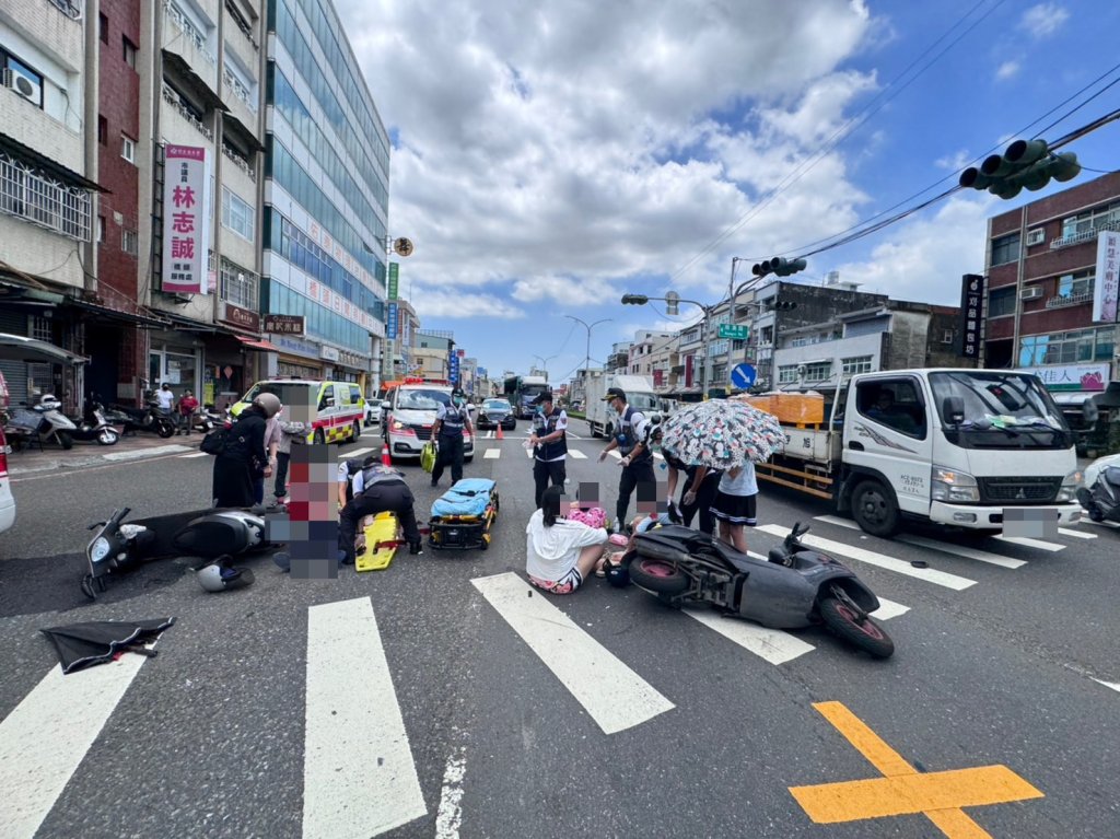 快訊／「人肉砲彈」撞四貼機車！高雄翁闖紅燈撞噴媽媽+3女兒　他魂斷亡