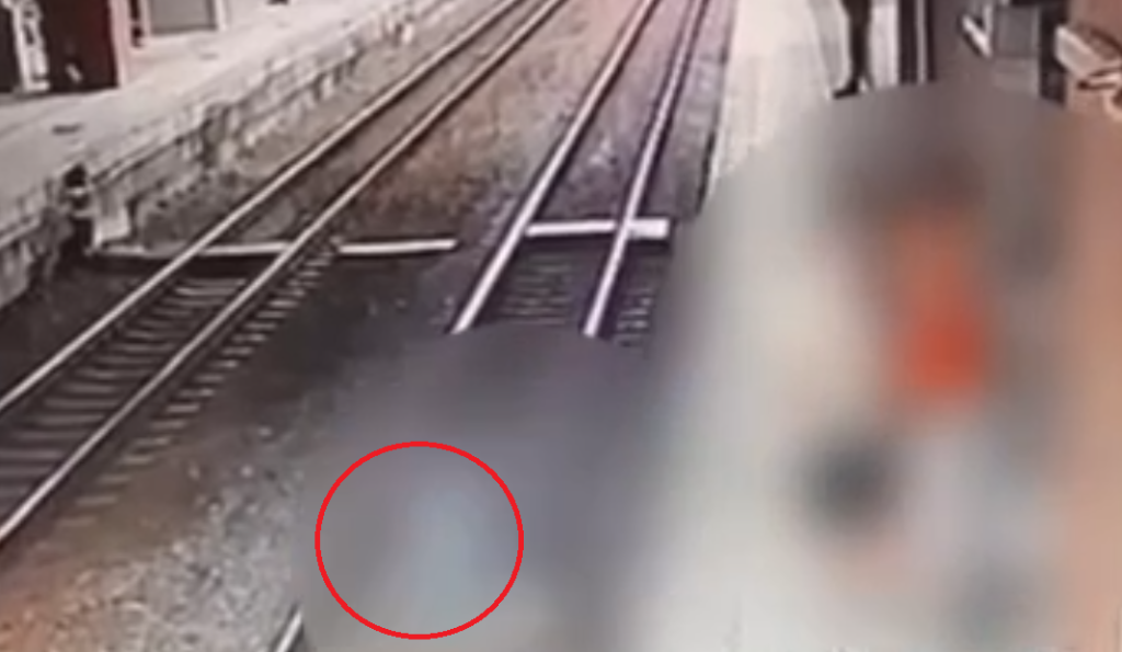 粗心父母！嬰兒車從月台滑落軌道兩歲男童受傷　鐵路警察局依兒少法鐵路法究辦