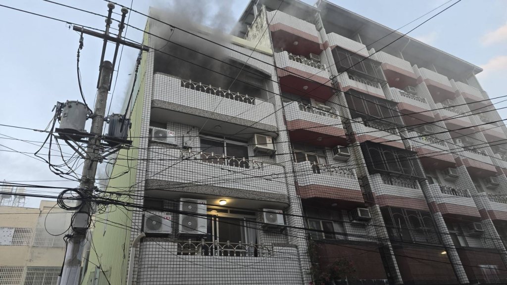 台中大里住宅清晨火警　一家5口受困陽台獲救　3人輕微嗆傷送醫