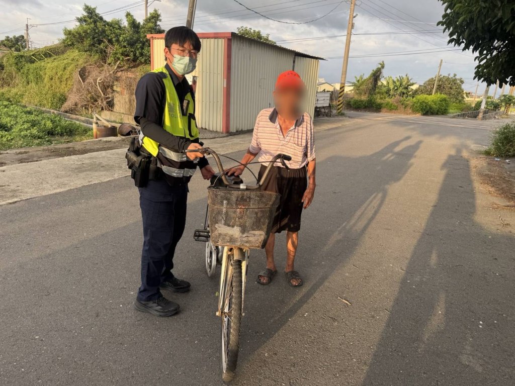 獨居老翁騎單車迷途體力不支　馬光暖警護送返家獲讚