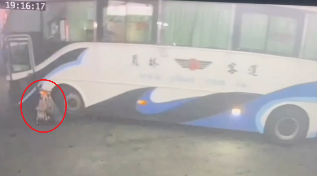 撞擊畫面曝光！員林客運總站內85歲婦被客運車撞倒　 骨盆及右大腿骨折