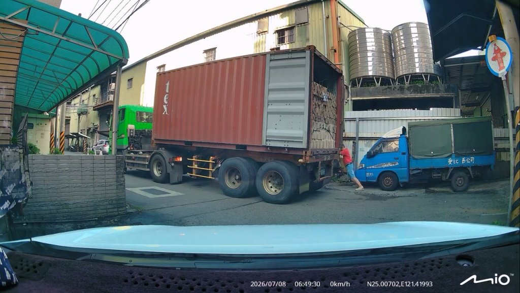 影／差一秒變夾心餅乾！貨櫃車倒車險壓扁後方工作人員　目擊駕駛狂按喇叭救命