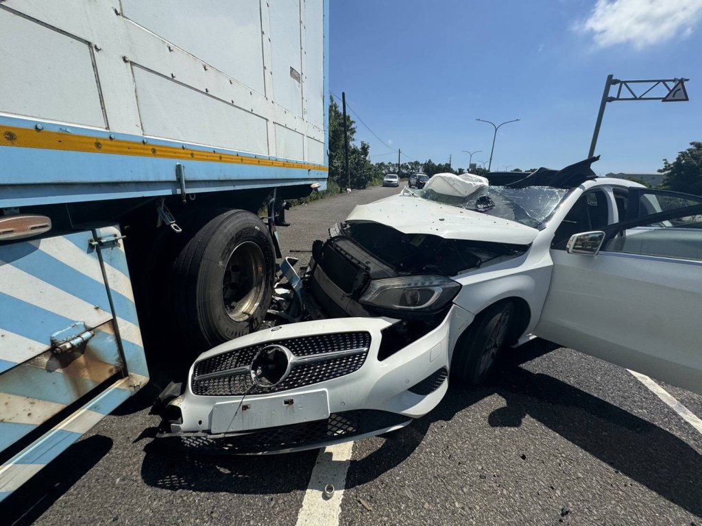 誇張父親！酒後駕賓士車載女兒撞路旁大貨車　車頭撞爛女兒受傷送醫